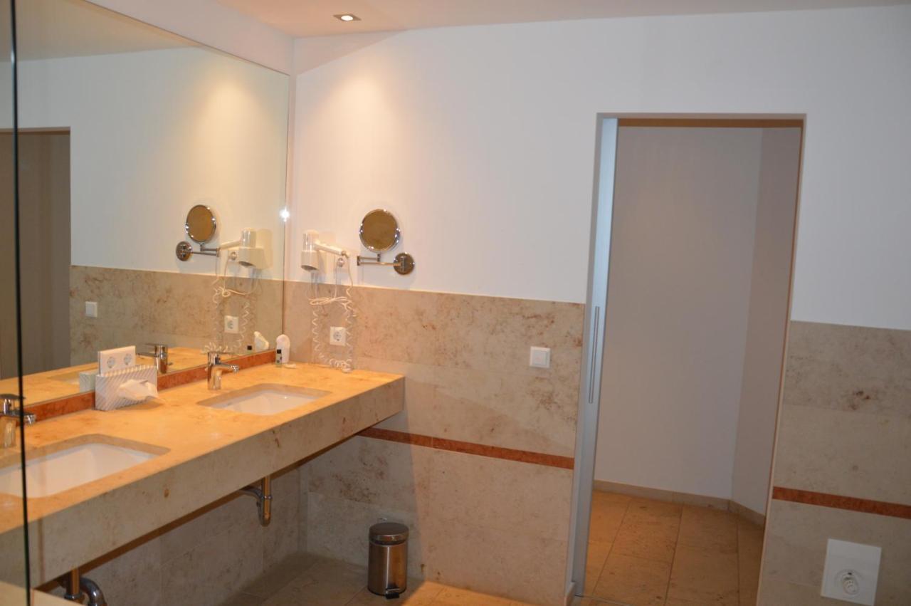 Hotel Holter Schlosskrug Schloß Holte-Stukenbrock Екстериор снимка