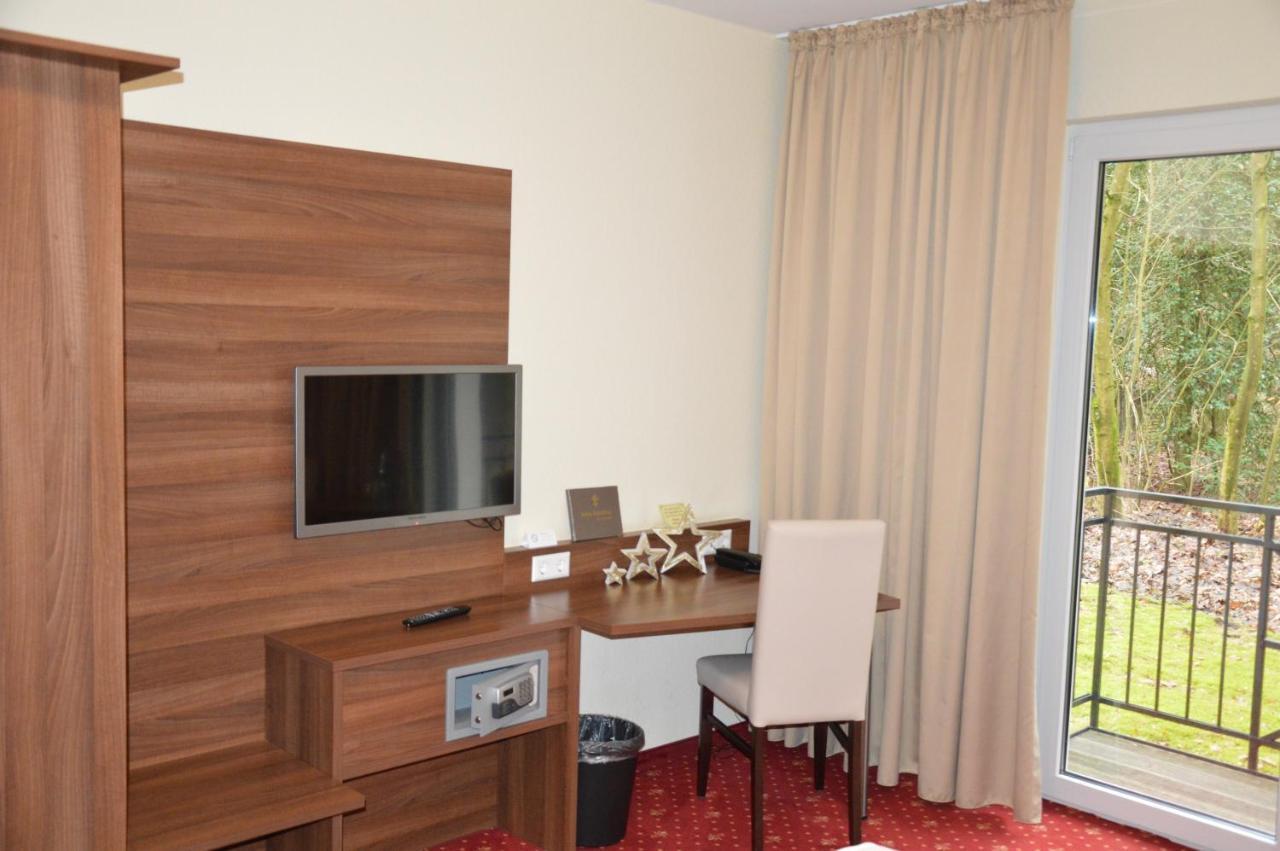 Hotel Holter Schlosskrug Schloß Holte-Stukenbrock Екстериор снимка